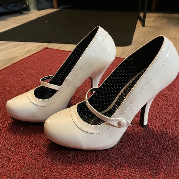 White, Size 10, Pleasers - Picture 2 of 5